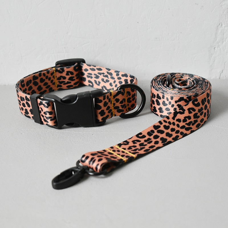 Stilig hundebånd i Leopard design. Velg mellom halsbånd , bånd eller sett med begge deler